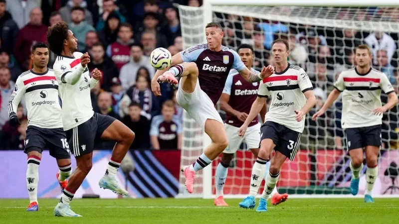 Aston Villa đấu với Man Utd 02