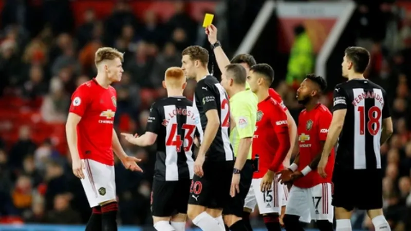 Nguyên nhân và tác động của thẻ vàng tới thành tích